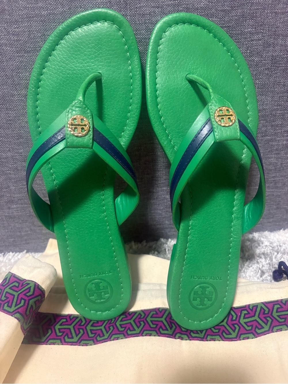 Tory Burch Green Leather Thong Sandals with Navy Straps and Gold Logo - Picture 4 of 4